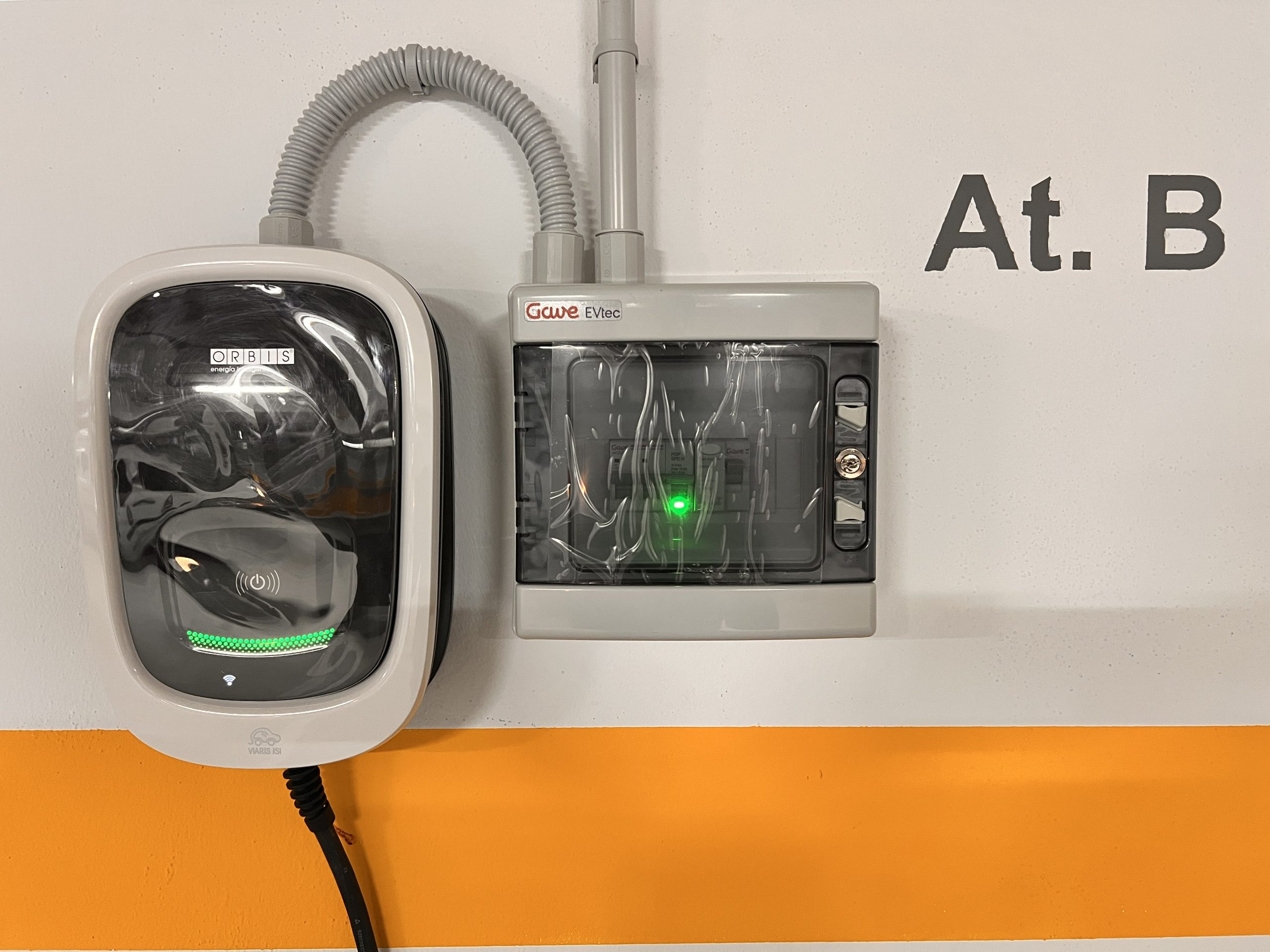 Detalle del punto de recarga y cuadro eléctrico en la plaza de garaje.