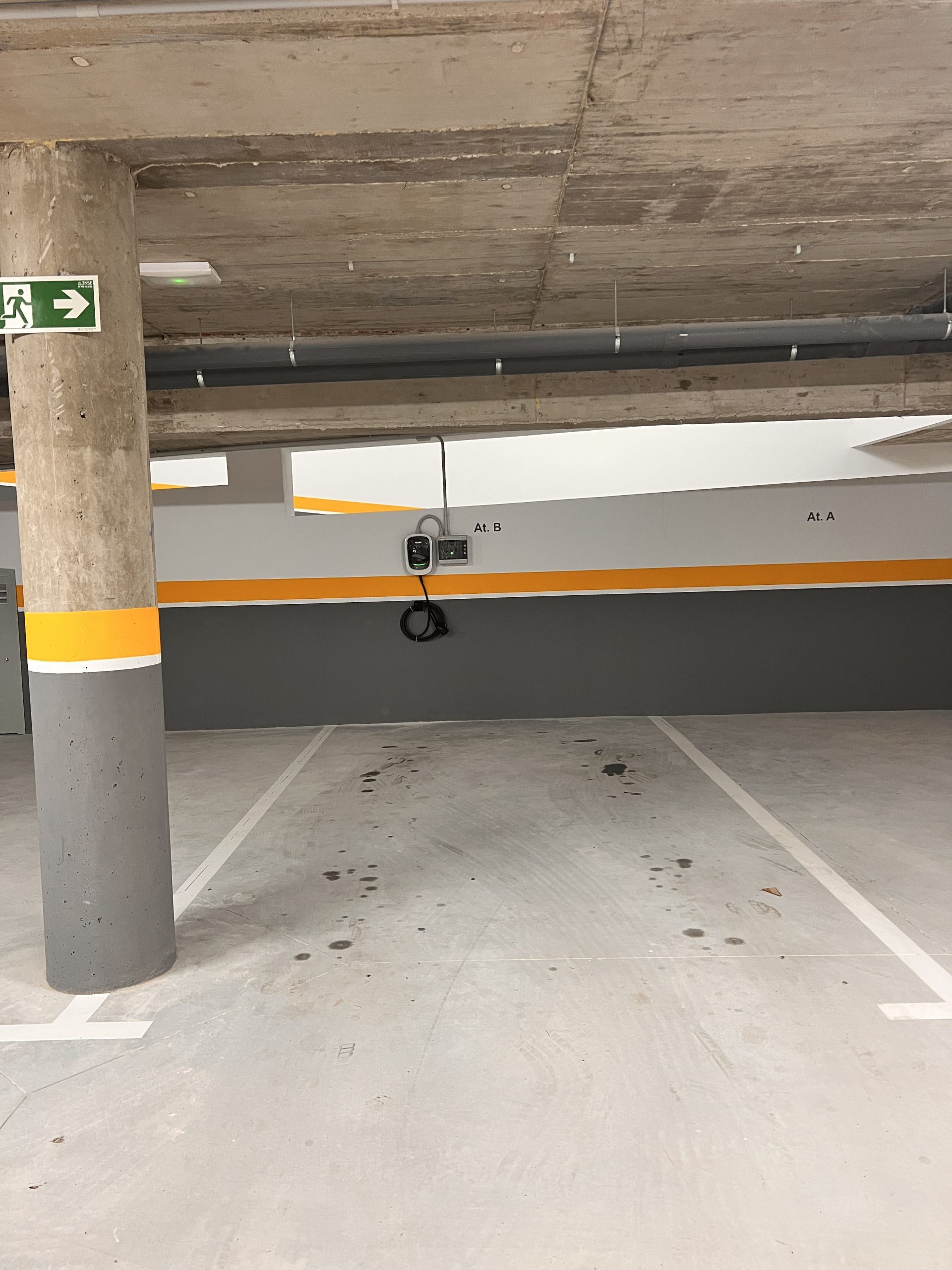 Plaza de garaje privada en Ático Suite Vejer con fácil acceso y señalización.