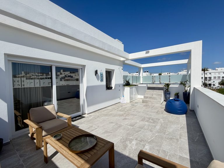 Terraza privada de ático vacacional con piscina climatizada en Vejer de la Frontera