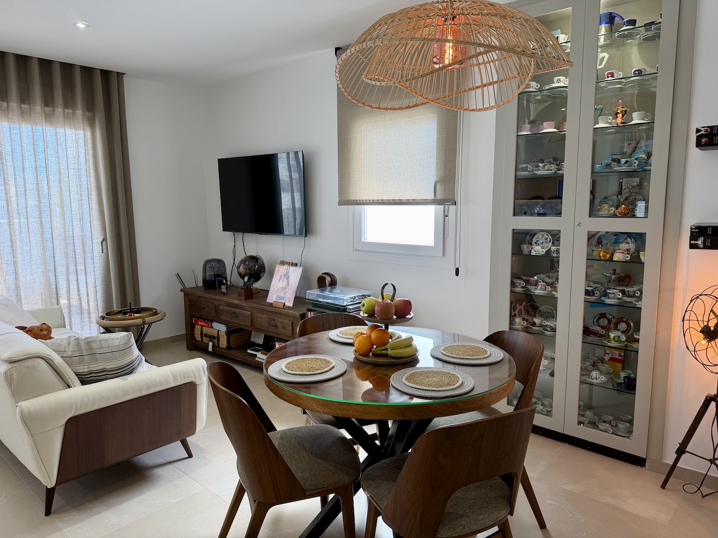 Comedor interior de ático suite en Vejer de la Frontera con mesa redonda