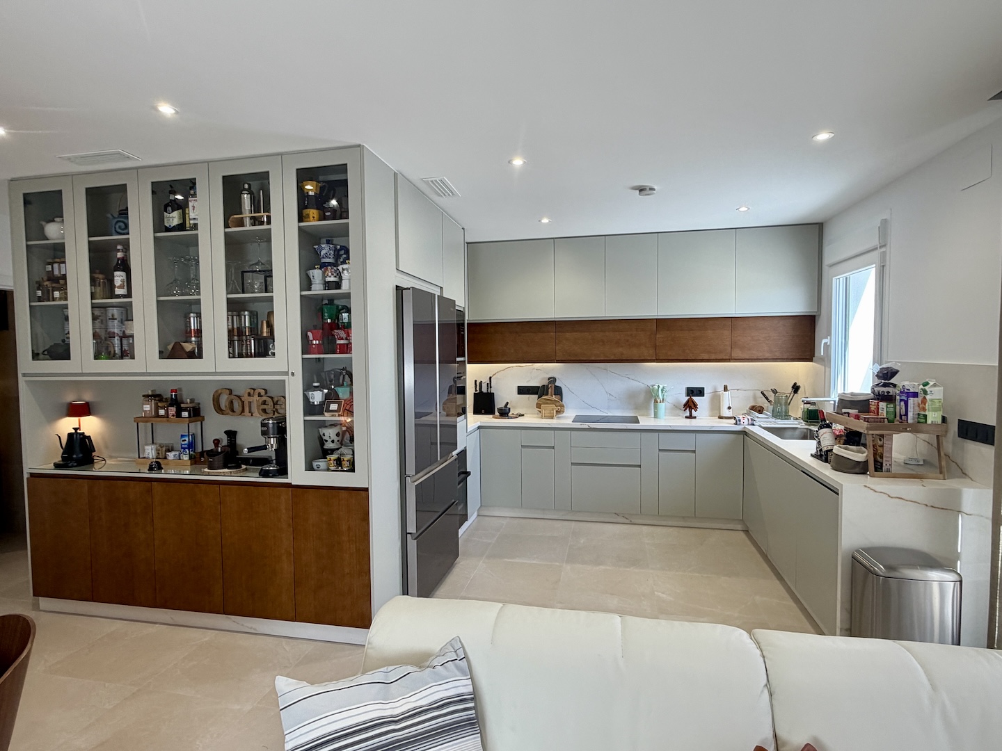 Zona de desayunador y cocina abierta en ático vacacional en Vejer de la Frontera