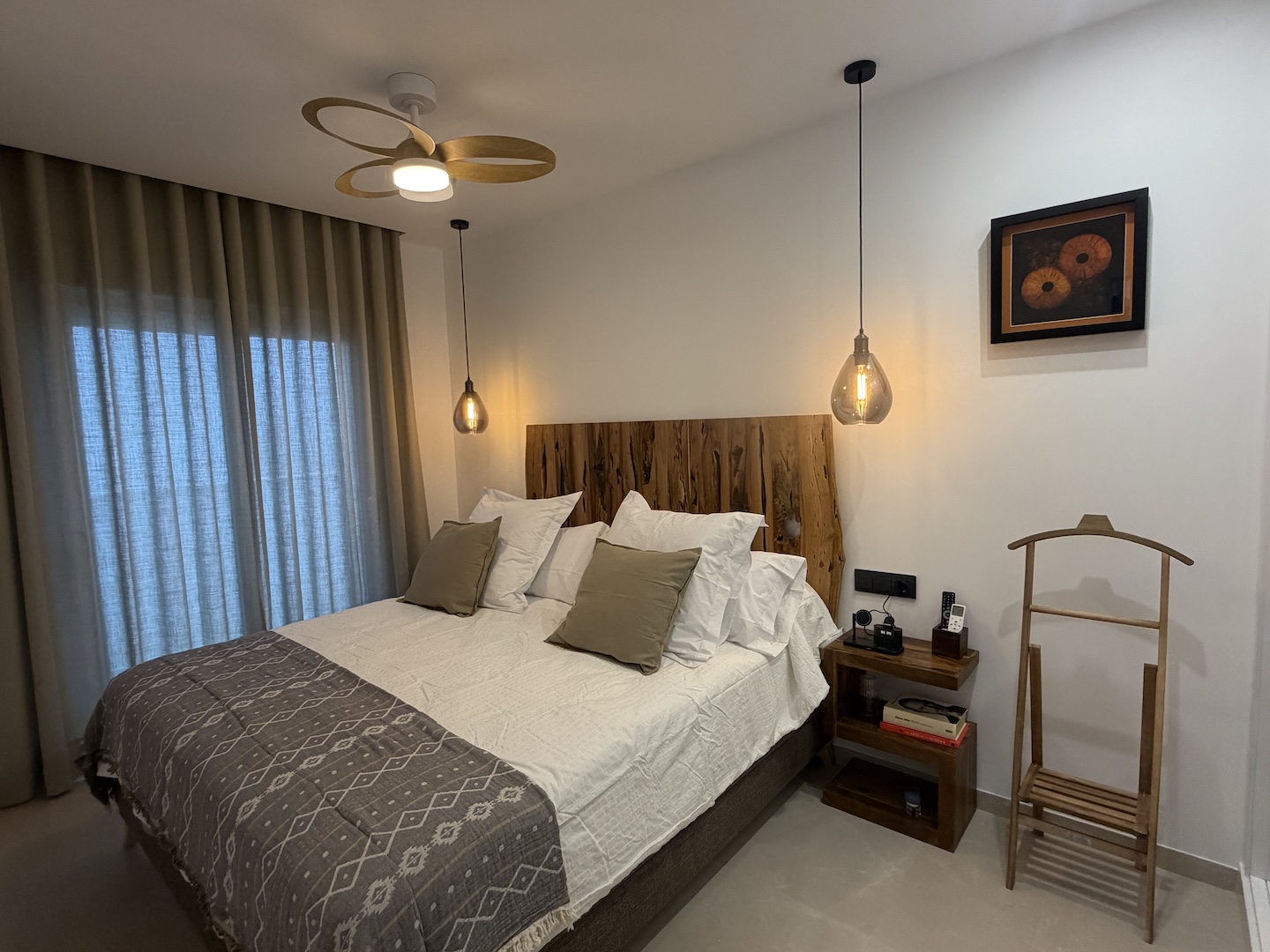 Habitación de matrimonio en ático suite Vejer con cama doble y decoración cálida