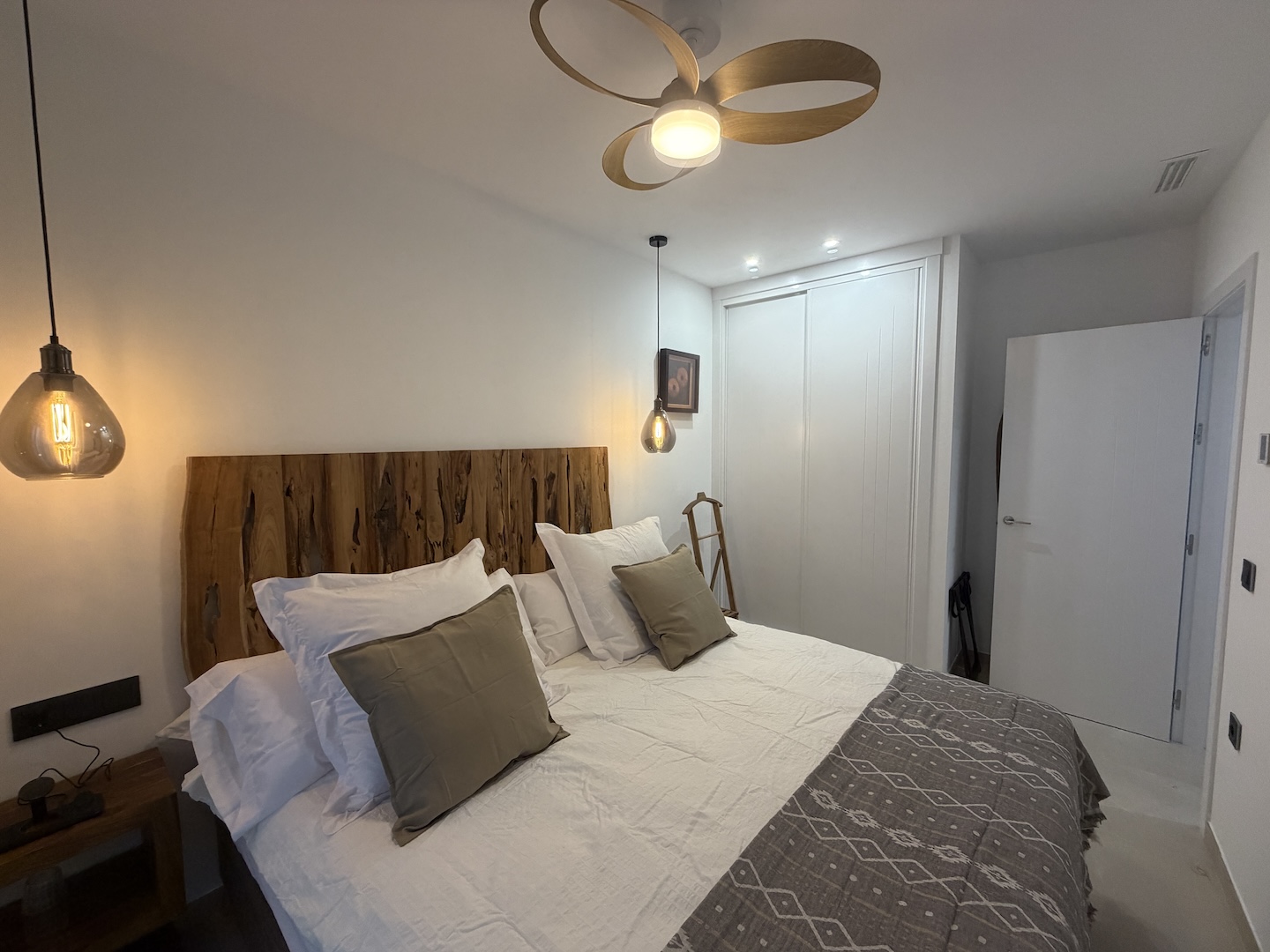 Dormitorio principal de matrimonio en ático vacacional en Vejer de la Frontera