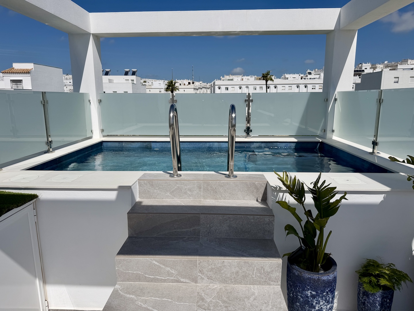 Piscina privada climatizada en terraza de ático suite en Vejer de la Frontera