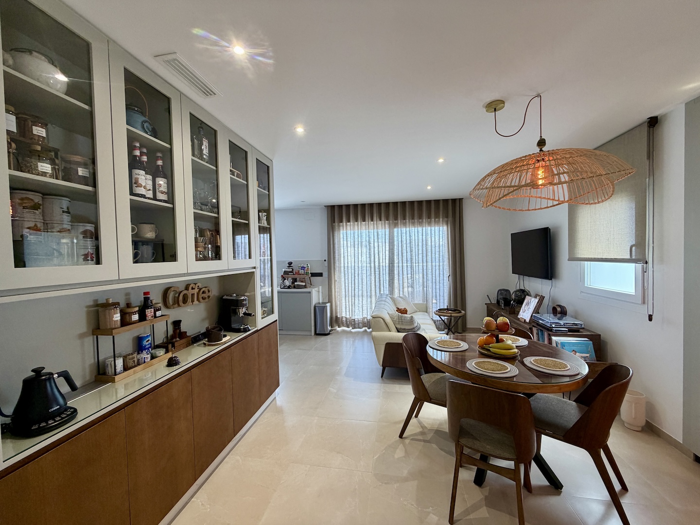 Salón con comedor y zona desayunador en ático vacacional en Vejer de la Frontera