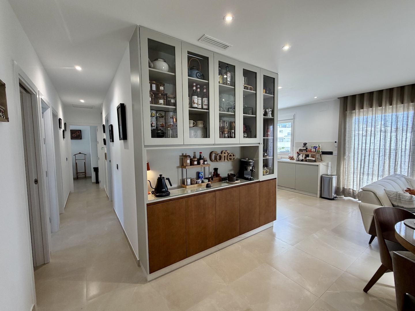 Vista del pasillo y salón de ático vacacional en Vejer de la Frontera