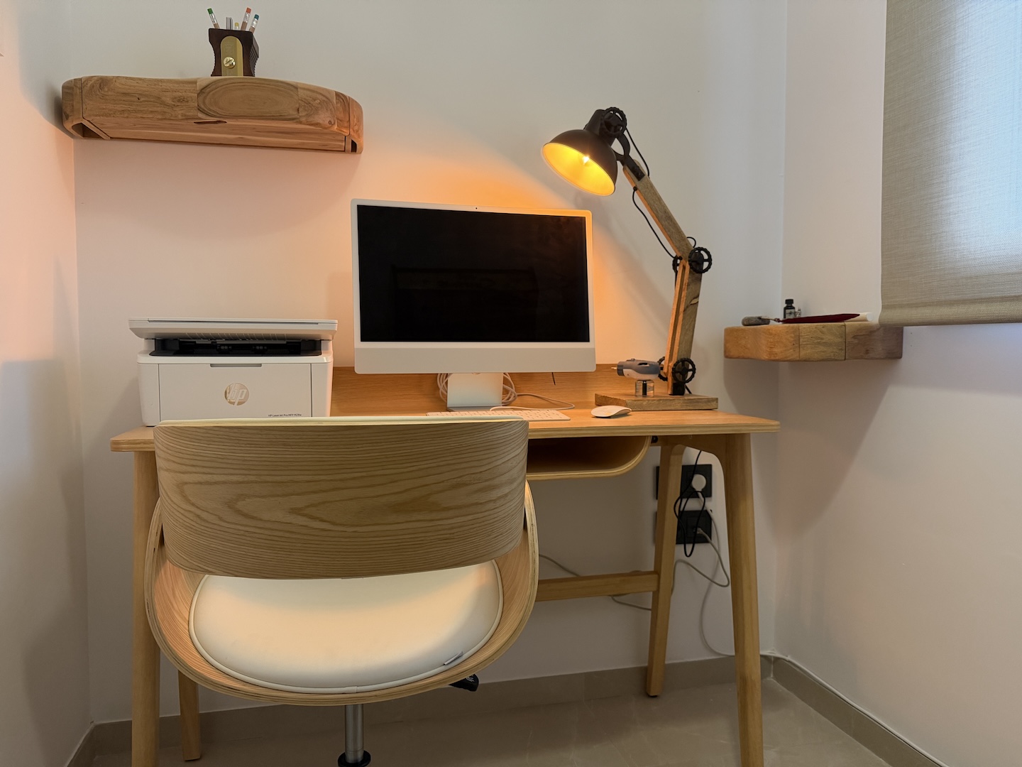 Oficina de ático vacacional con escritorio y zona de trabajo en Vejer