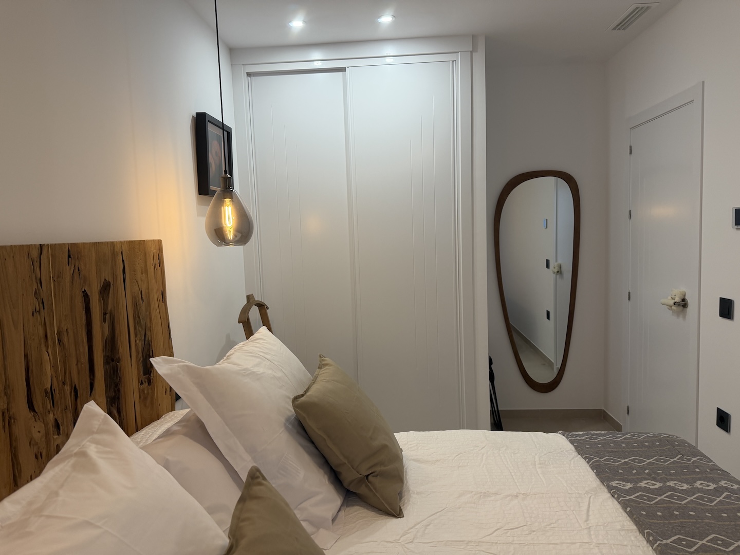 Habitación principal con armario y espejo en ático vacacional en Vejer