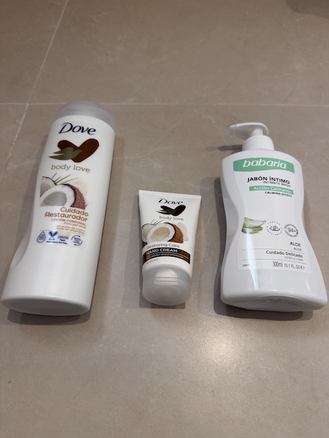 Amenities de baño con crema corporal, crema de manos y jabón íntimo.