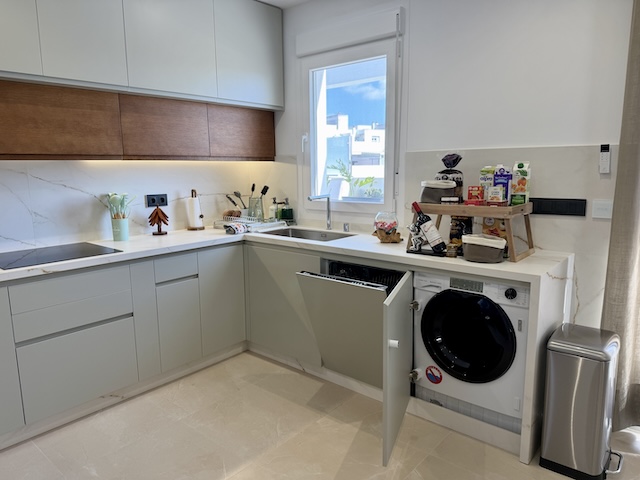 Cocina con fregadero, lavavajillas y lavadora en ático vacacional en Vejer