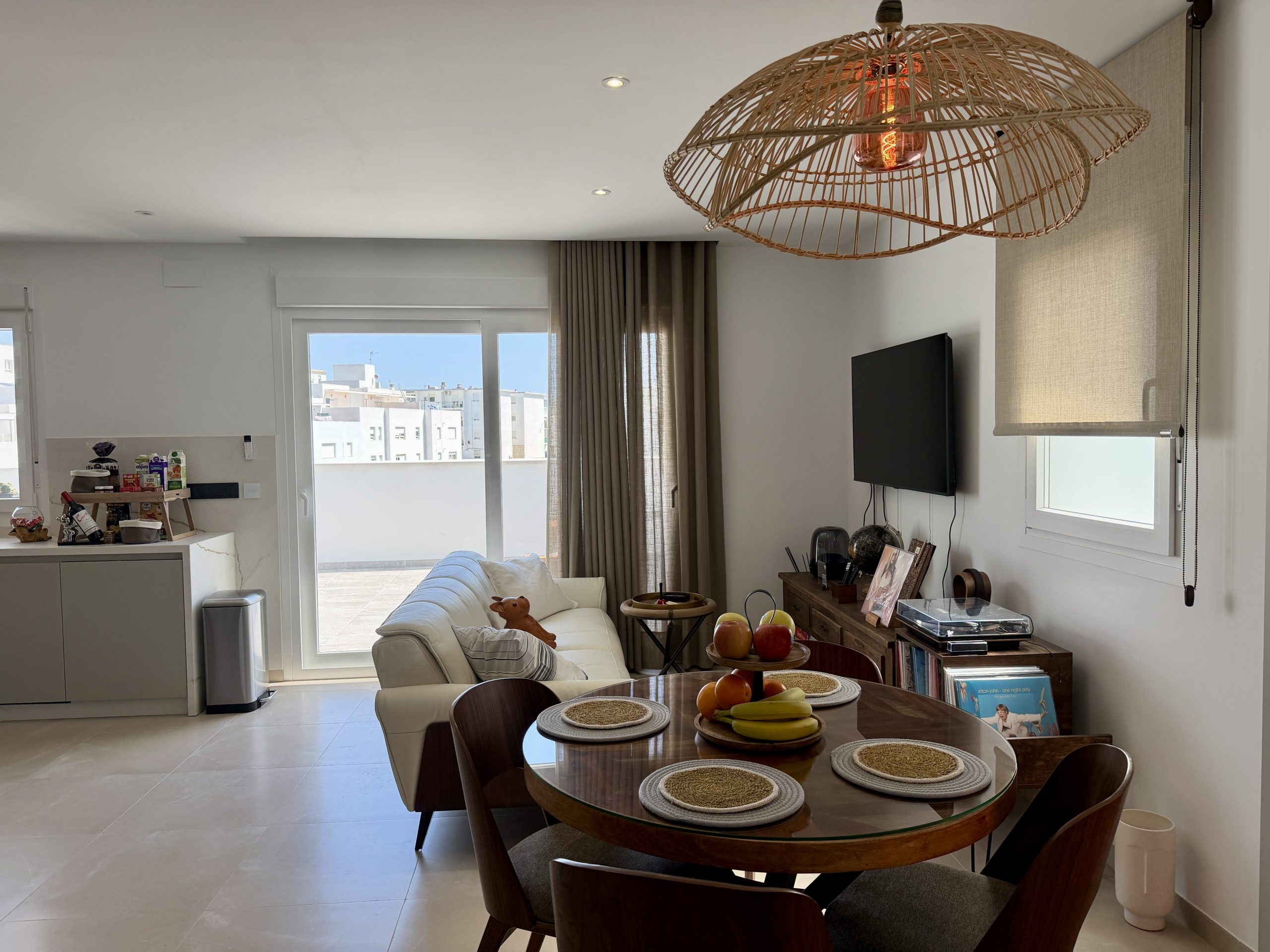 Comedor interior con vistas hacia la terraza privada en ático vacacional en Vejer