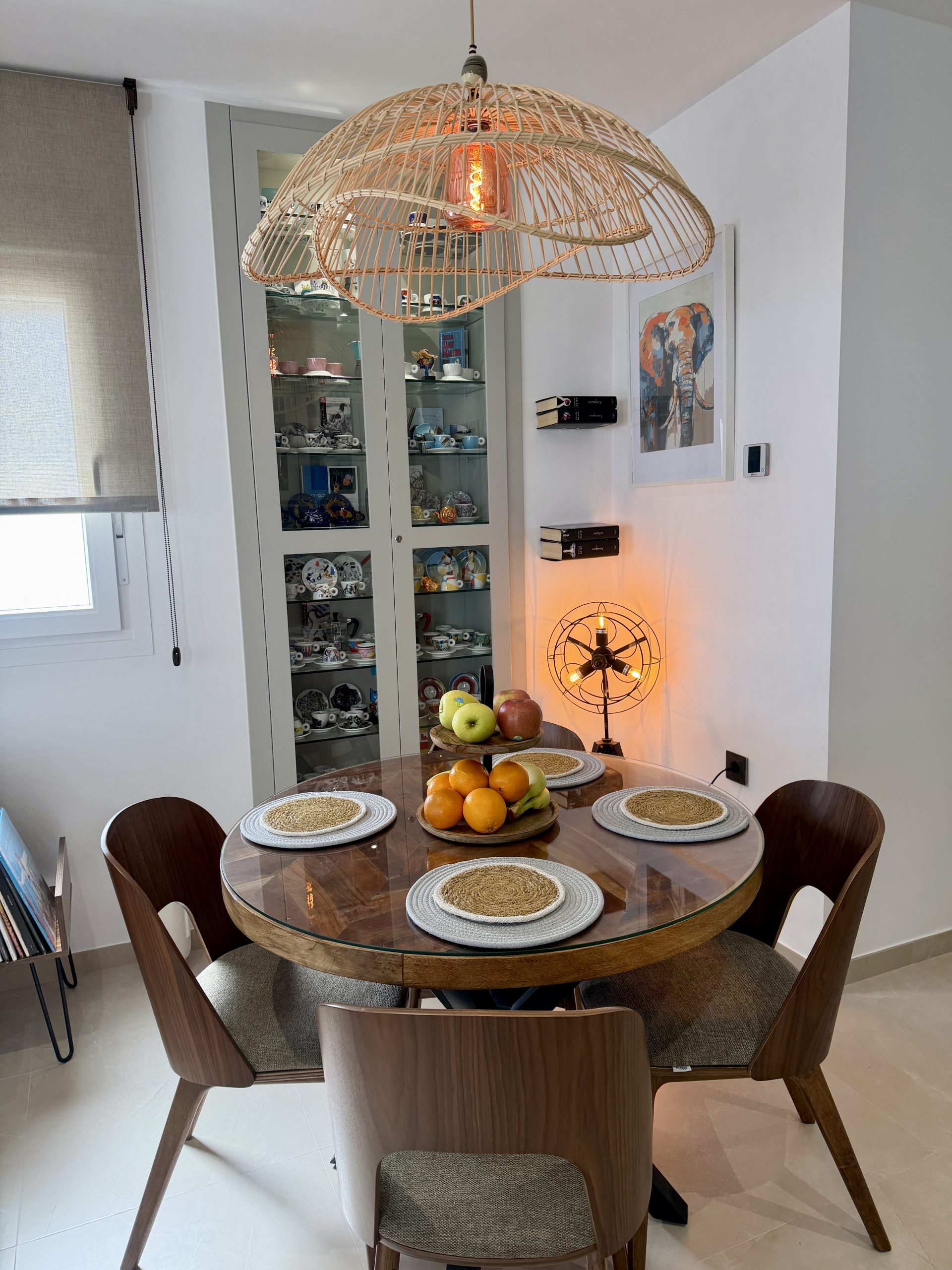 Comedor con mesa redonda y lámpara decorativa en ático suite de Vejer de la Frontera