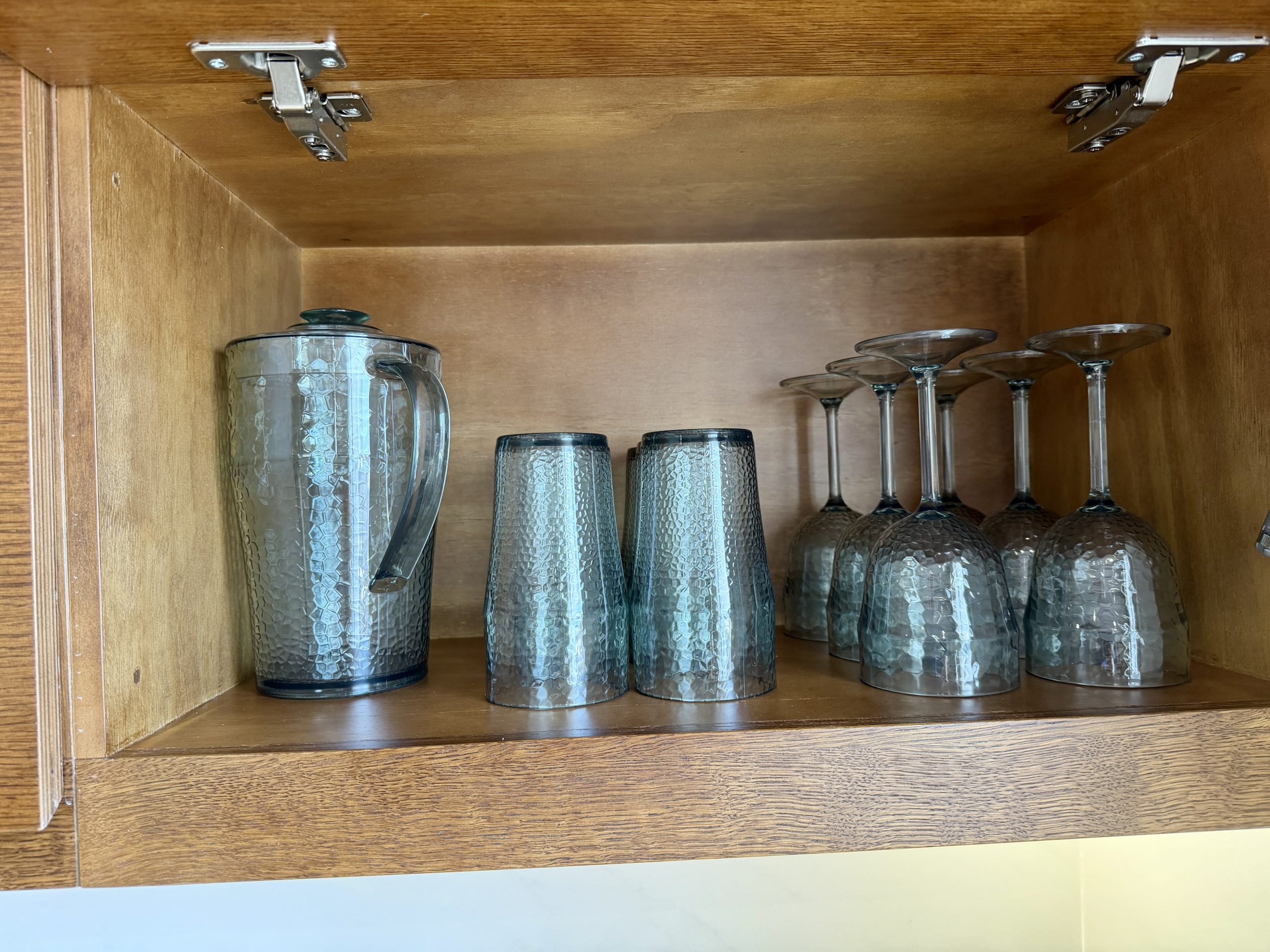 Copas y jarra de plastico en armario de cocina de ático vacacional en Vejer