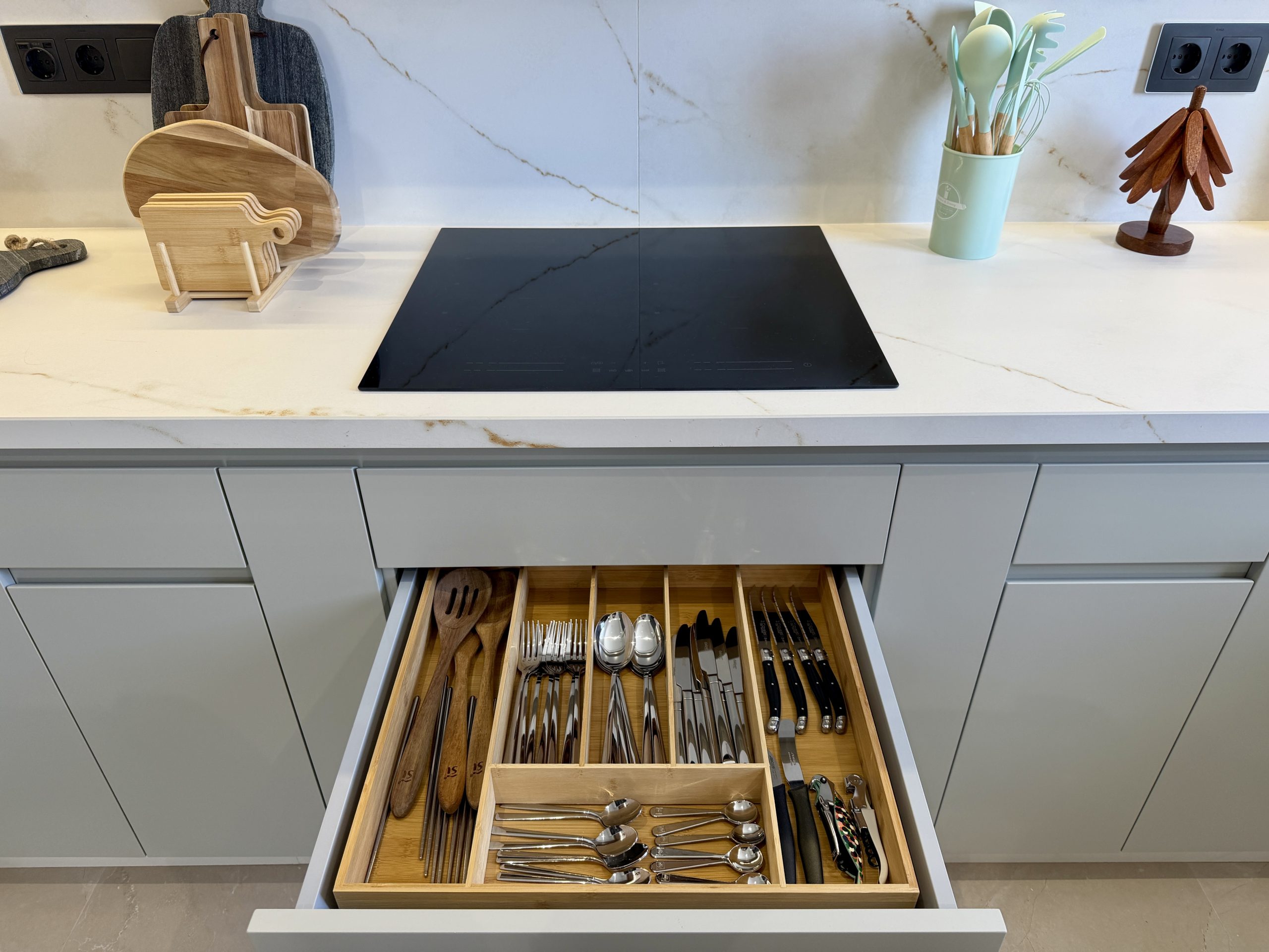 Cubertería organizada en cajón de cocina de ático suite en Vejer de la Frontera