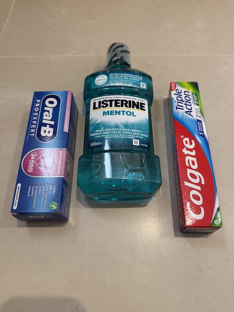 Set de cuidado dental con cepillos de dientes, pasta dental y colutorio.