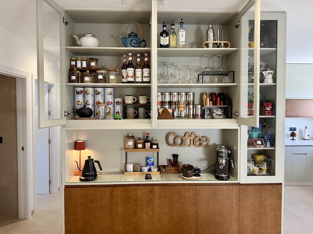 Desayunador con vitrinas abiertas en ático suite de Vejer de la Frontera