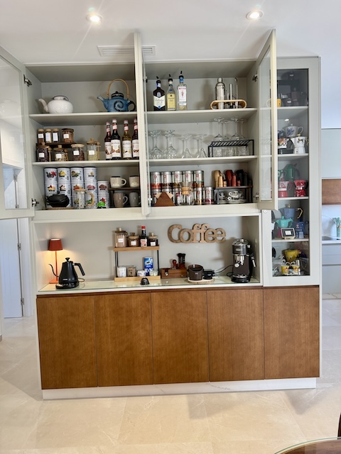 Vista frontal completa del desayunador en ático vacacional de Vejer de la Frontera