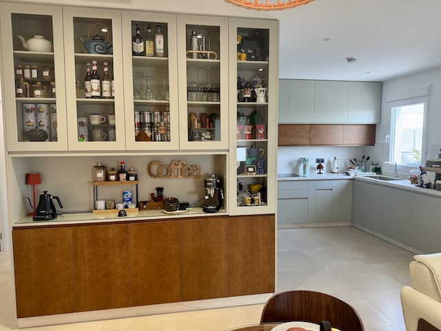 Desayunador con vitrina y cocina al fondo en ático suite de Vejer de la Frontera