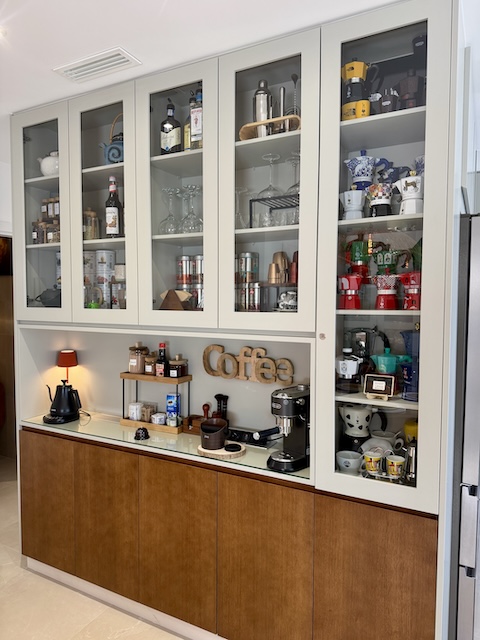 Desayunador con vitrina cerrada en ático suite de Vejer de la Frontera