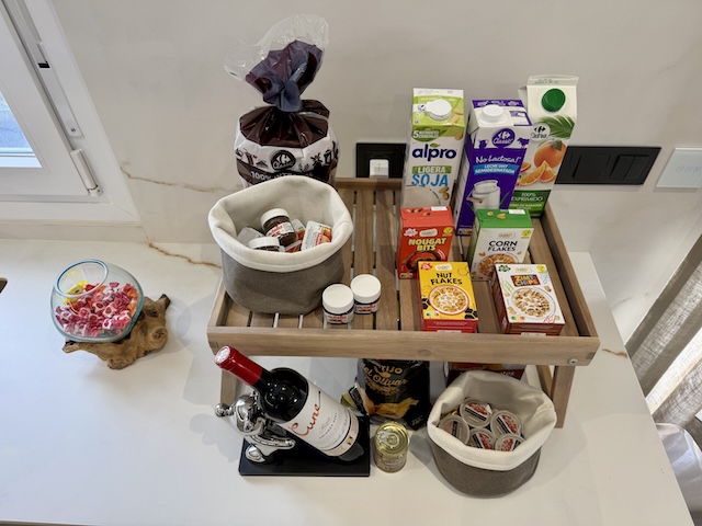 Bandeja con productos de desayuno en cocina de ático suite en Vejer de la Frontera