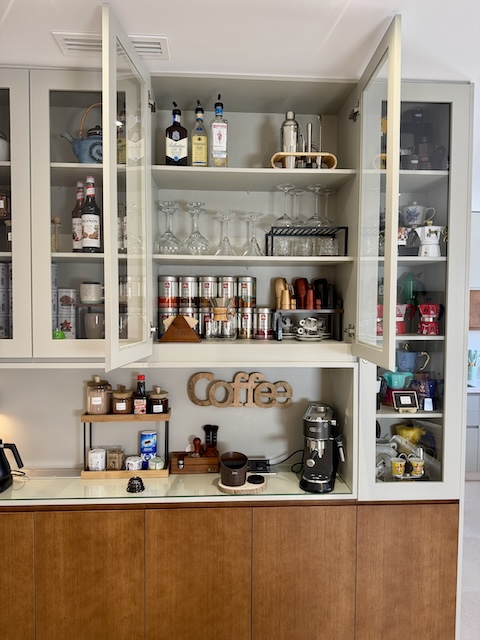 Detalle de café, copas y bebidas en desayunador de ático suite en Vejer