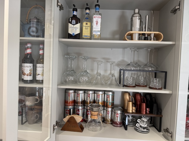 Café Illy, cafetera y tazas en desayunador de ático vacacional en Vejer