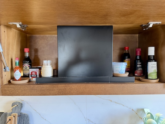 Campana extractora y condimentos en cocina moderna de ático en Vejer