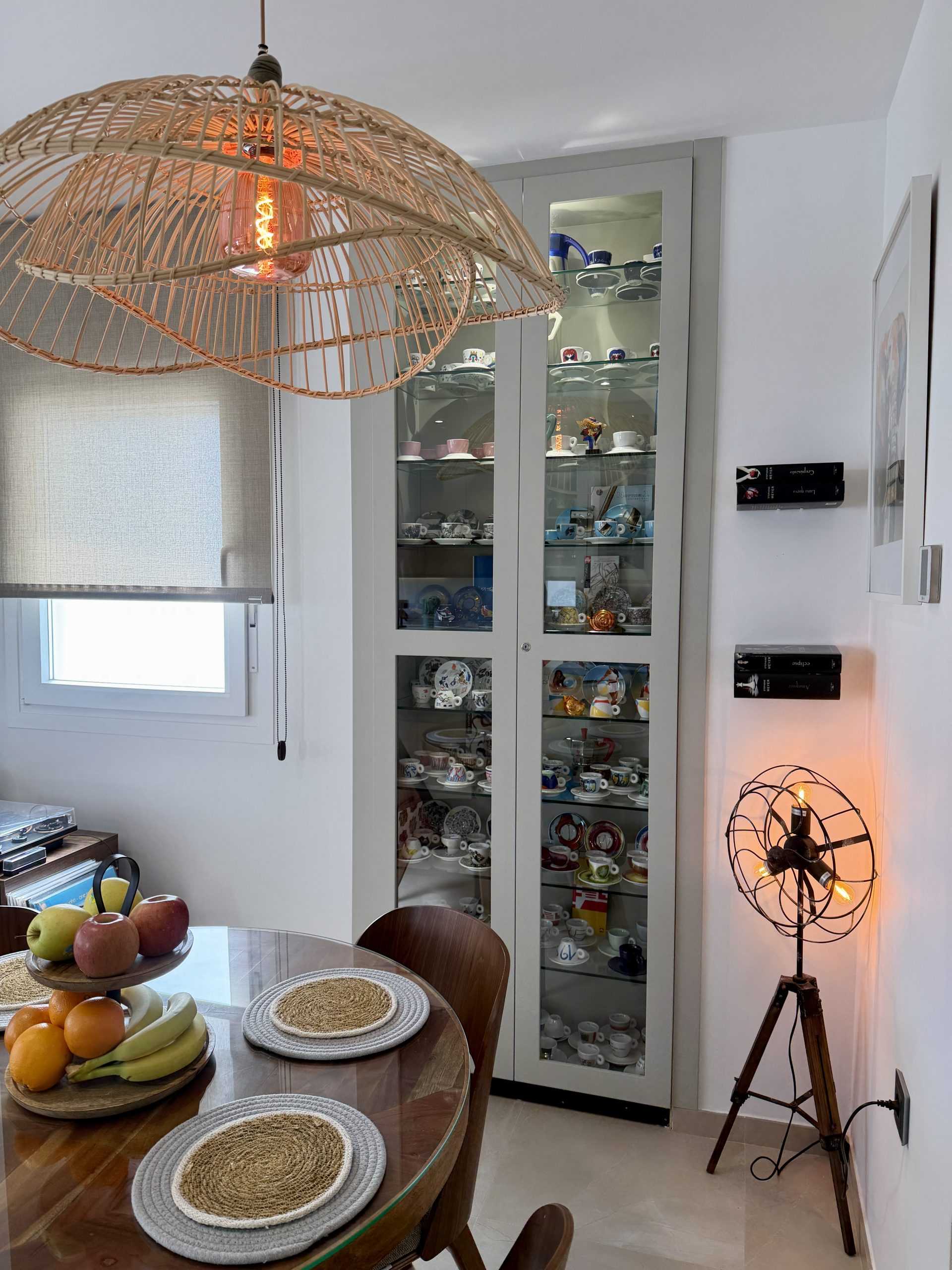 Detalle del comedor con vitrina decorativa en ático vacacional de Vejer de la Frontera