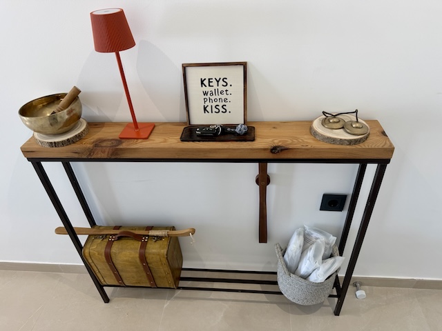 Detalle de consola decorativa en la entrada de ático vacacional en Vejer de la Frontera