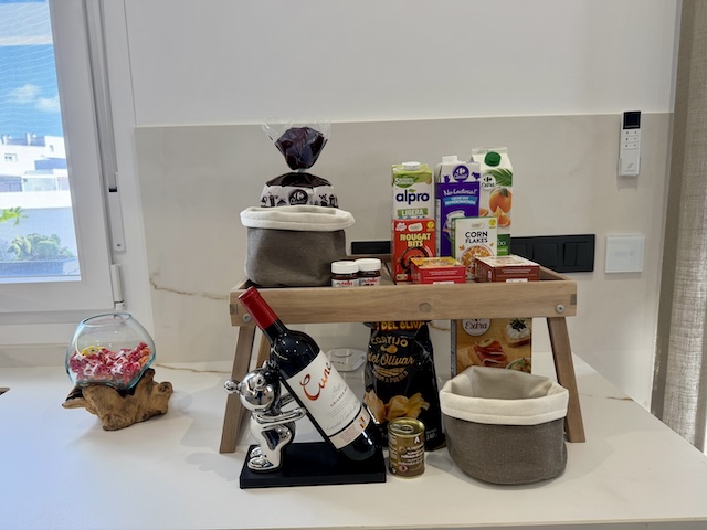 Detalle de productos de desayuno y bienvenida en la cocina del ático en Vejer