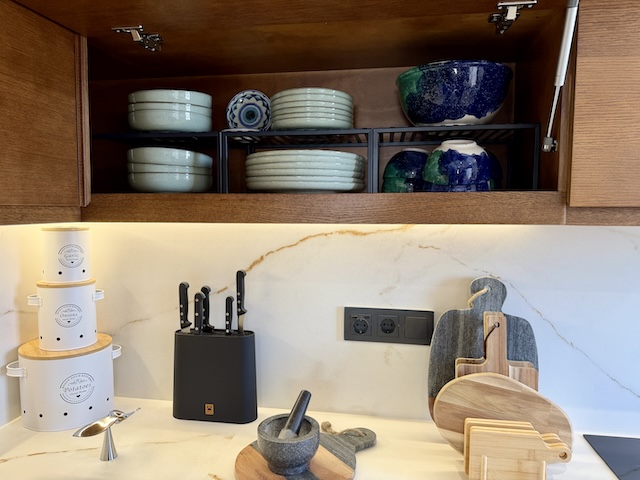 Menaje, cuchillos y tablas de cocina en ático vacacional en Vejer de la Frontera