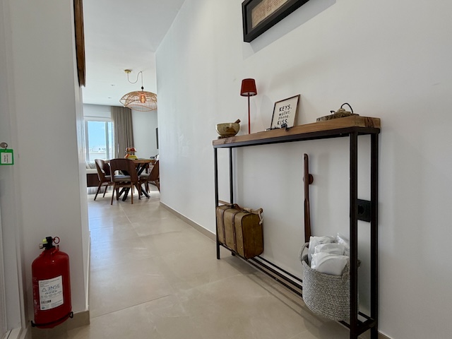Detalle del pasillo de entrada con consola en ático suite de Vejer de la Frontera