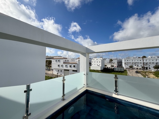 Detalle de piscina privada con vistas en ático suite de Vejer de la Frontera