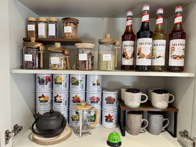 Detalle de siropes, infusiones y tazas en desayunador de ático suite en Vejer