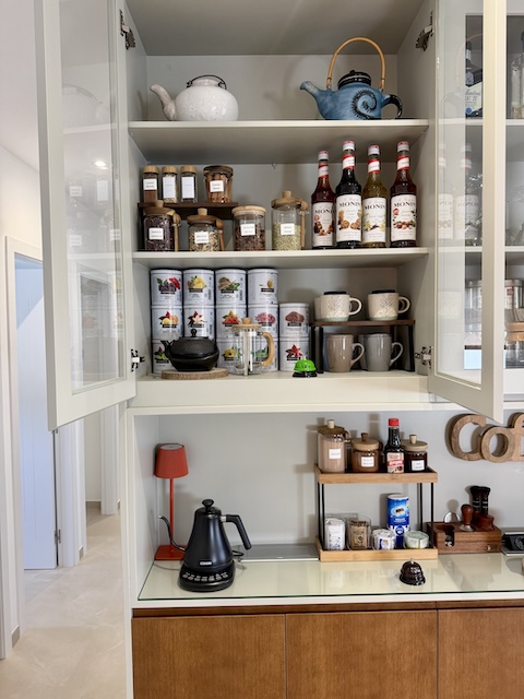 Detalle de infusiones, teteras y tazas en desayunador de ático vacacional en Vejer