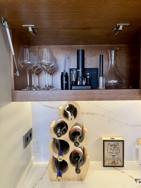 Detalle de vinos, copas y accesorios en cocina de ático suite en Vejer