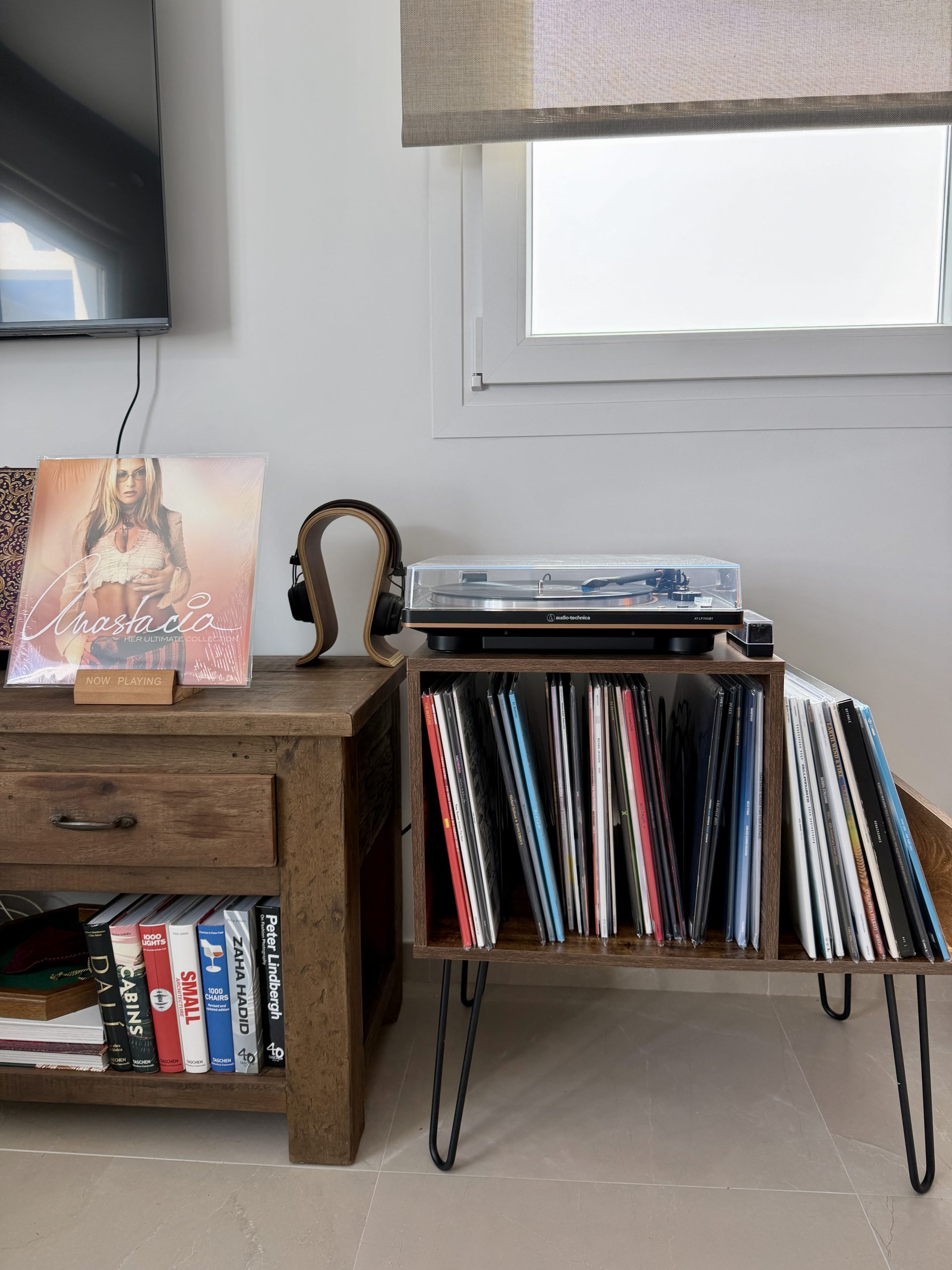 Detalle de tocadiscos y colección de vinilos en salón de ático vacacional en Vejer