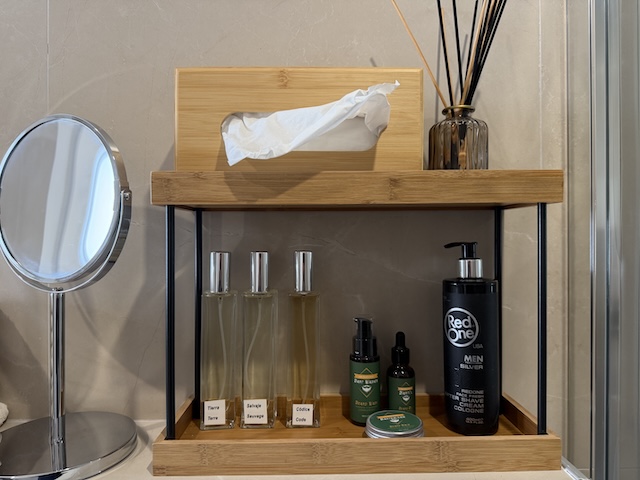 Detalle de amenities y accesorios de baño con espejo de aumento y productos de cuidado personal.