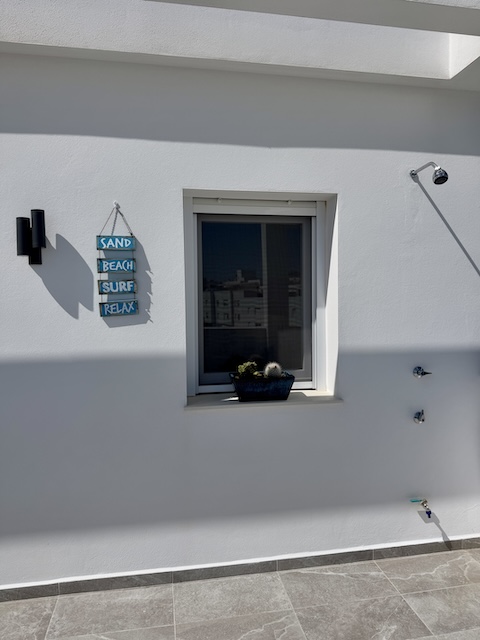 Ducha exterior en la terraza privada de ático vacacional en Vejer de la Frontera