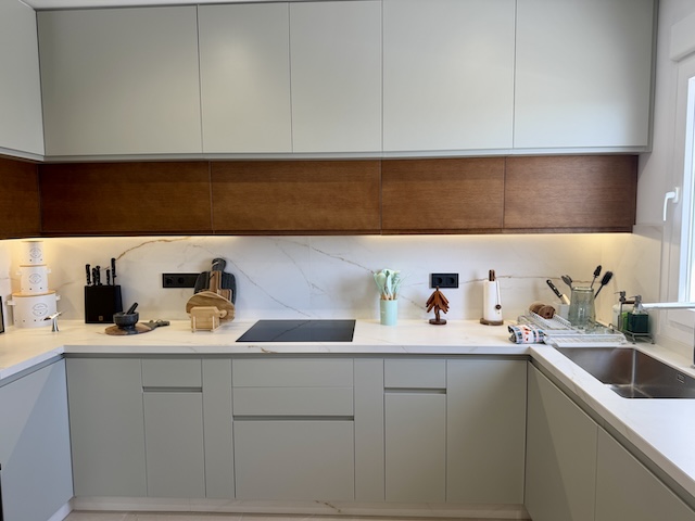 Encimera amplia de cocina en ático suite de Vejer de la Frontera