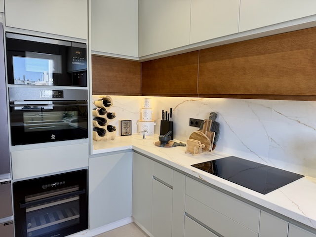 Encimera y zona de cocción en cocina de ático vacacional en Vejer