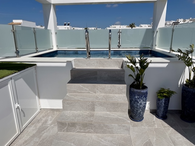 Escalera de acceso a piscina privada en terraza de ático vacacional en Vejer