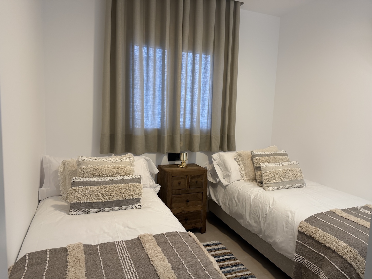 Dormitorio doble con camas individuales en ático suite de Vejer de la Frontera