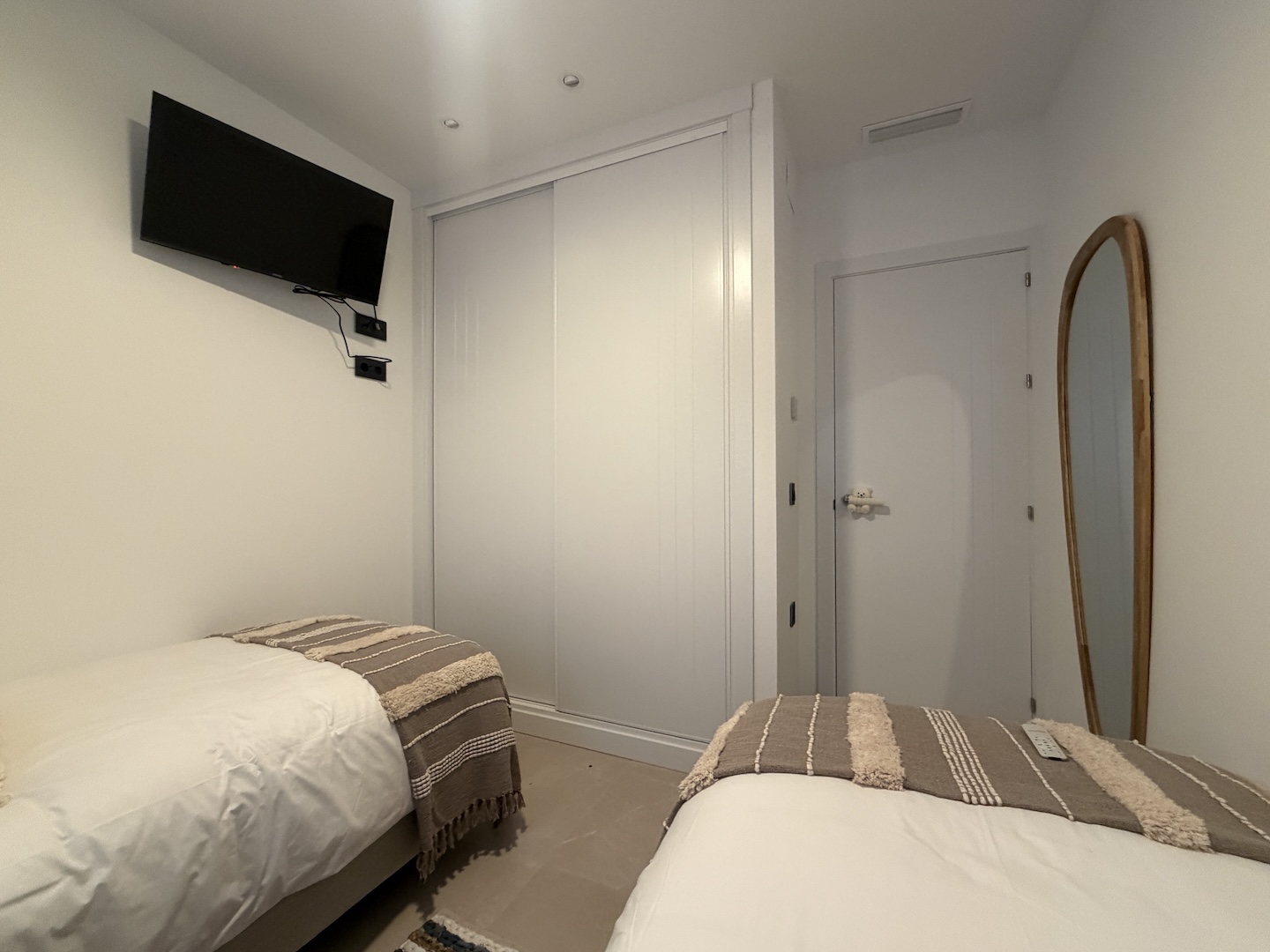 Habitación doble con armario y televisión en ático vacacional en Vejer