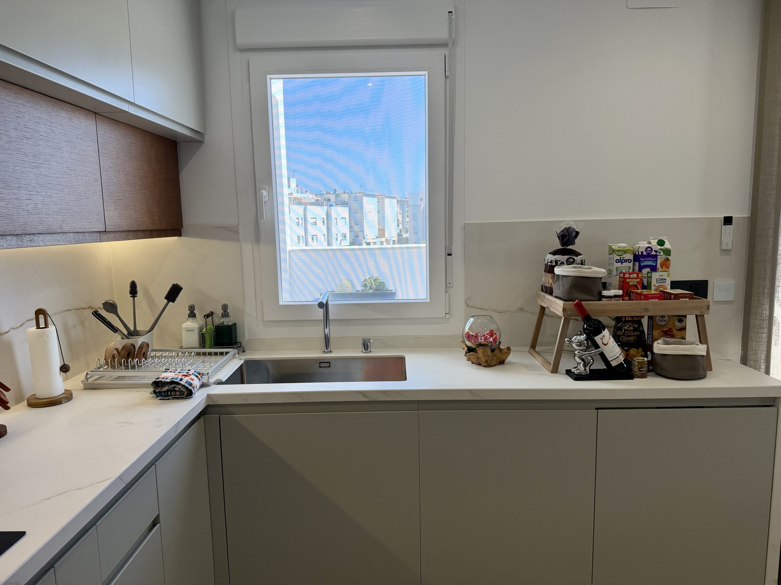 Fregadero y detalles de bienvenida en cocina de ático suite en Vejer