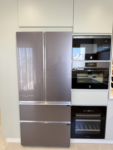 Frigorífico, horno y vinoteca en cocina moderna de ático en Vejer de la Frontera