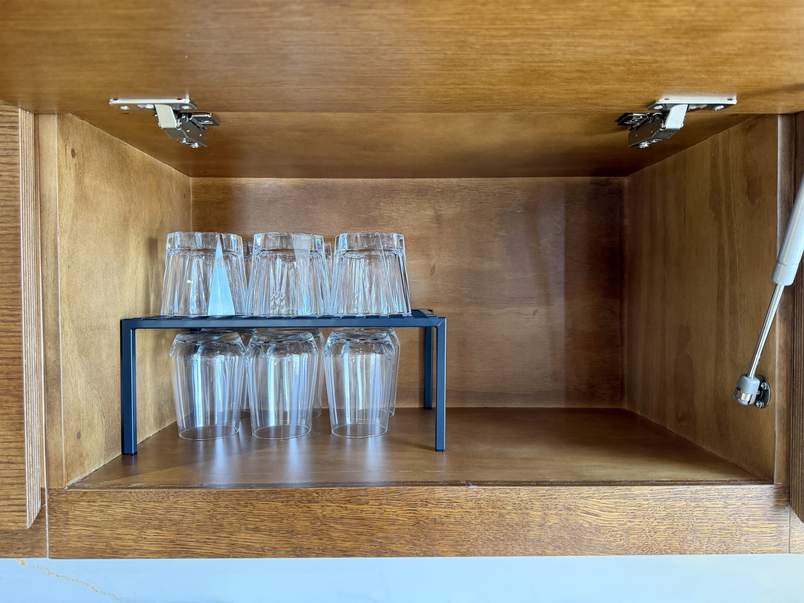 Interior de armario con vasos en cocina de ático suite en Vejer de la Frontera