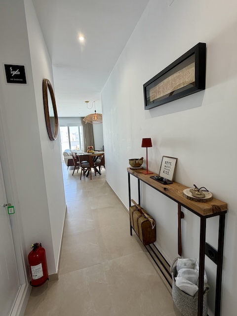 Pasillo de entrada de ático suite en Vejer de la Frontera con vista al comedor