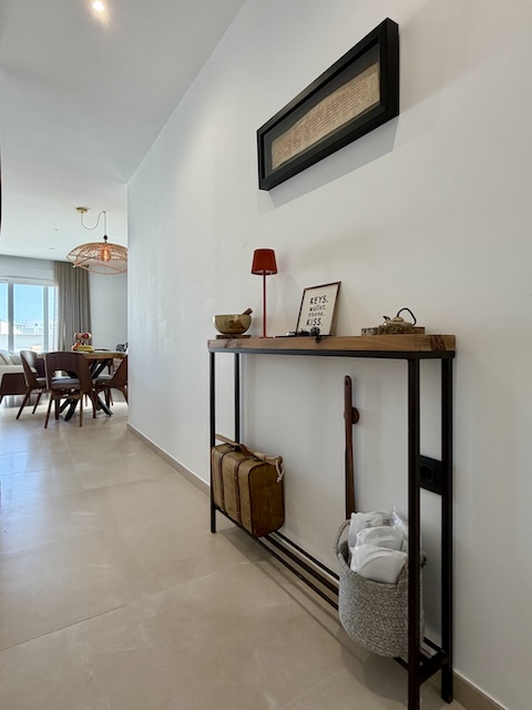 Pasillo de entrada con consola decorativa en ático suite de Vejer de la Frontera