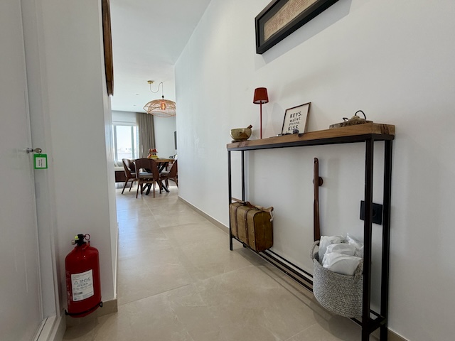 Pasillo con consola decorativa en ático vacacional en Vejer de la Frontera